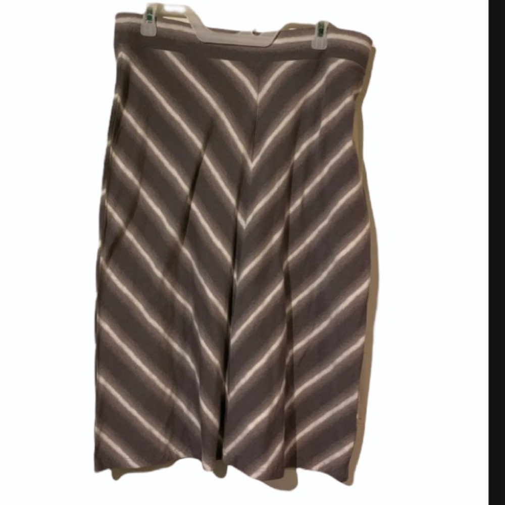 Kohl’s gray/white medium length skirt